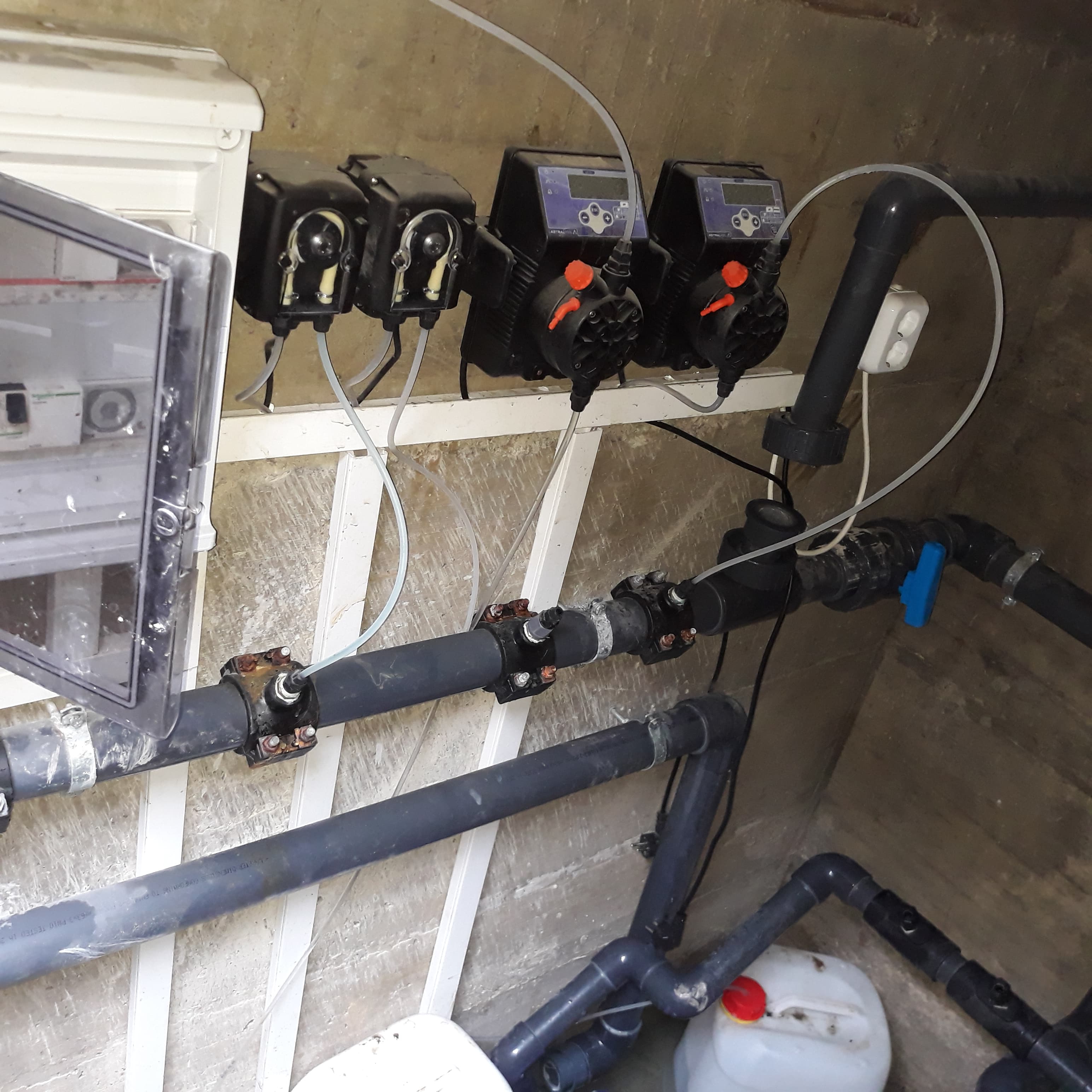 Instalatie cu pompe de dozare PH clor antialga floculant