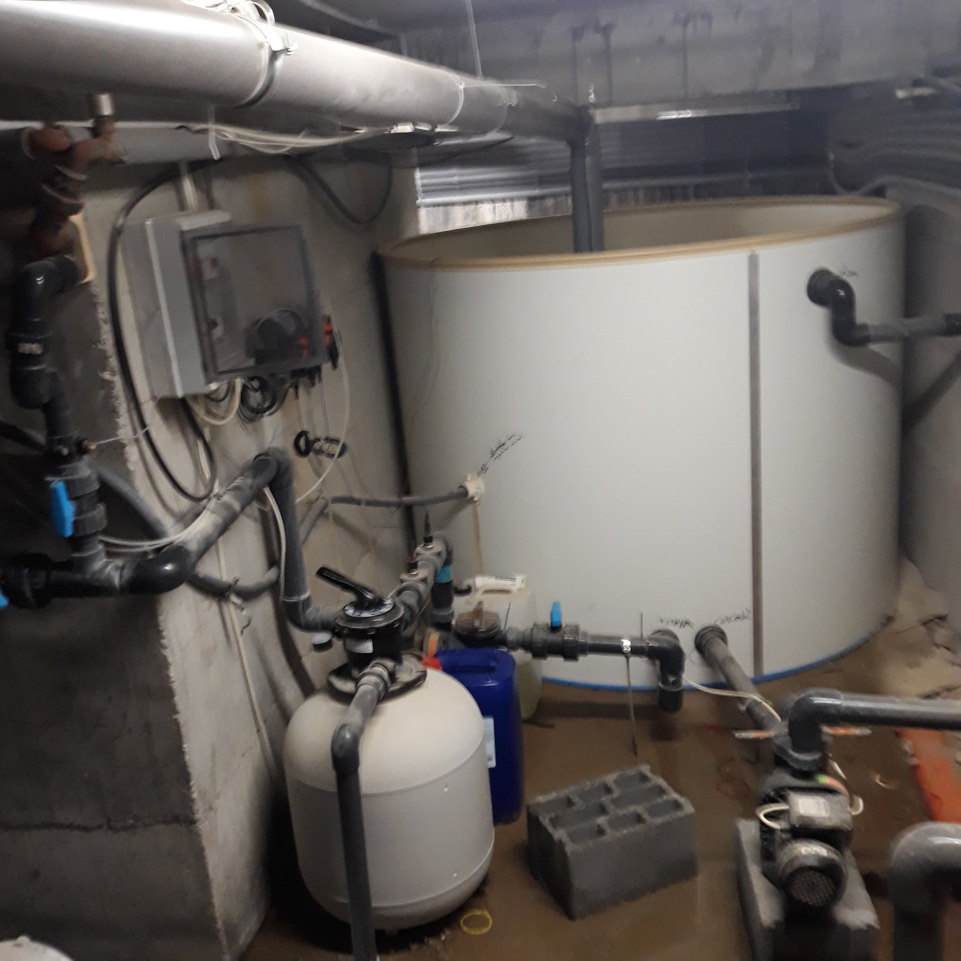 Instalatie cu tanc de compensare si pompa de dozare