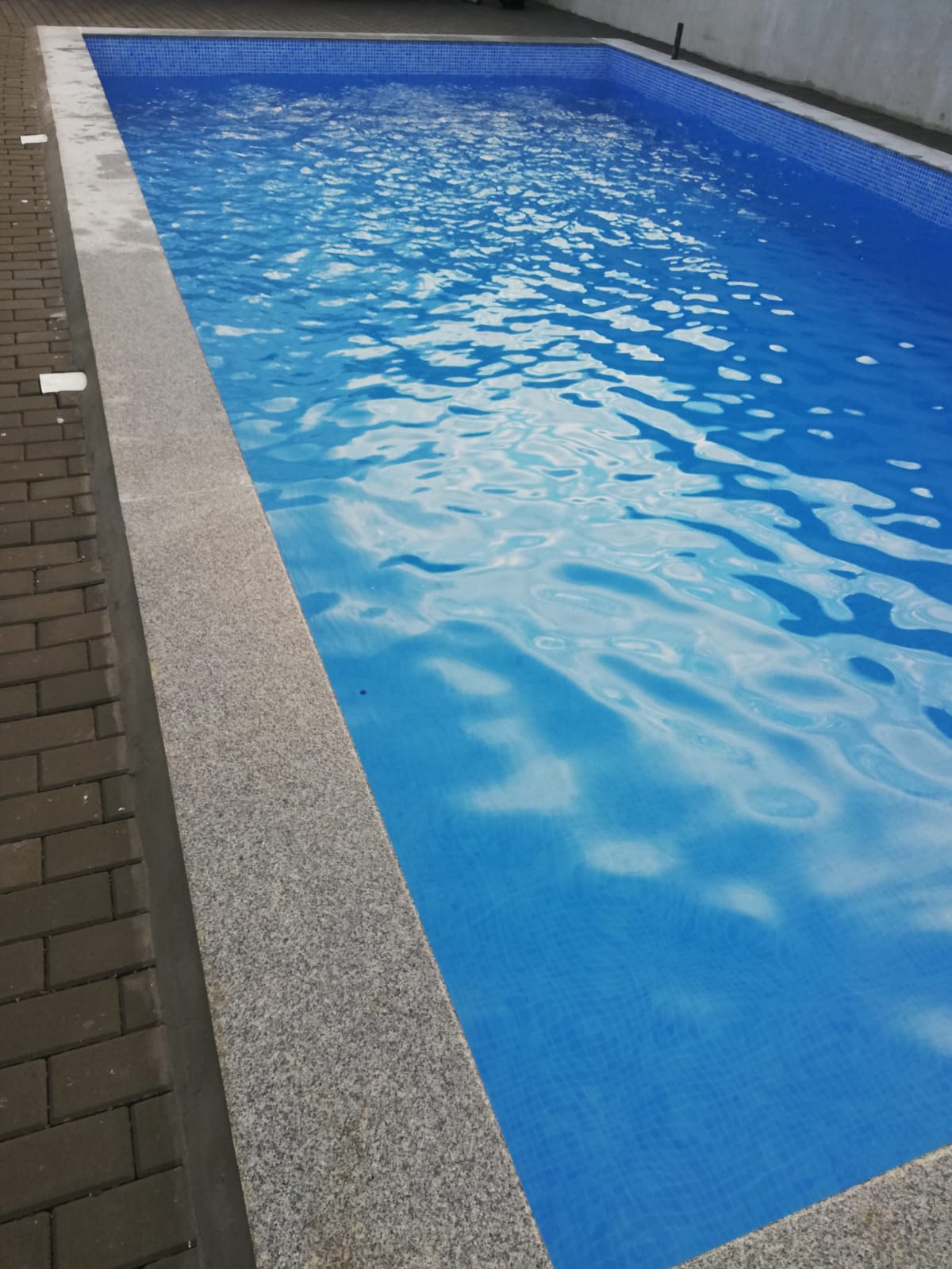 Piscina finisata cu mozaic Vidrepur si bordura de granit