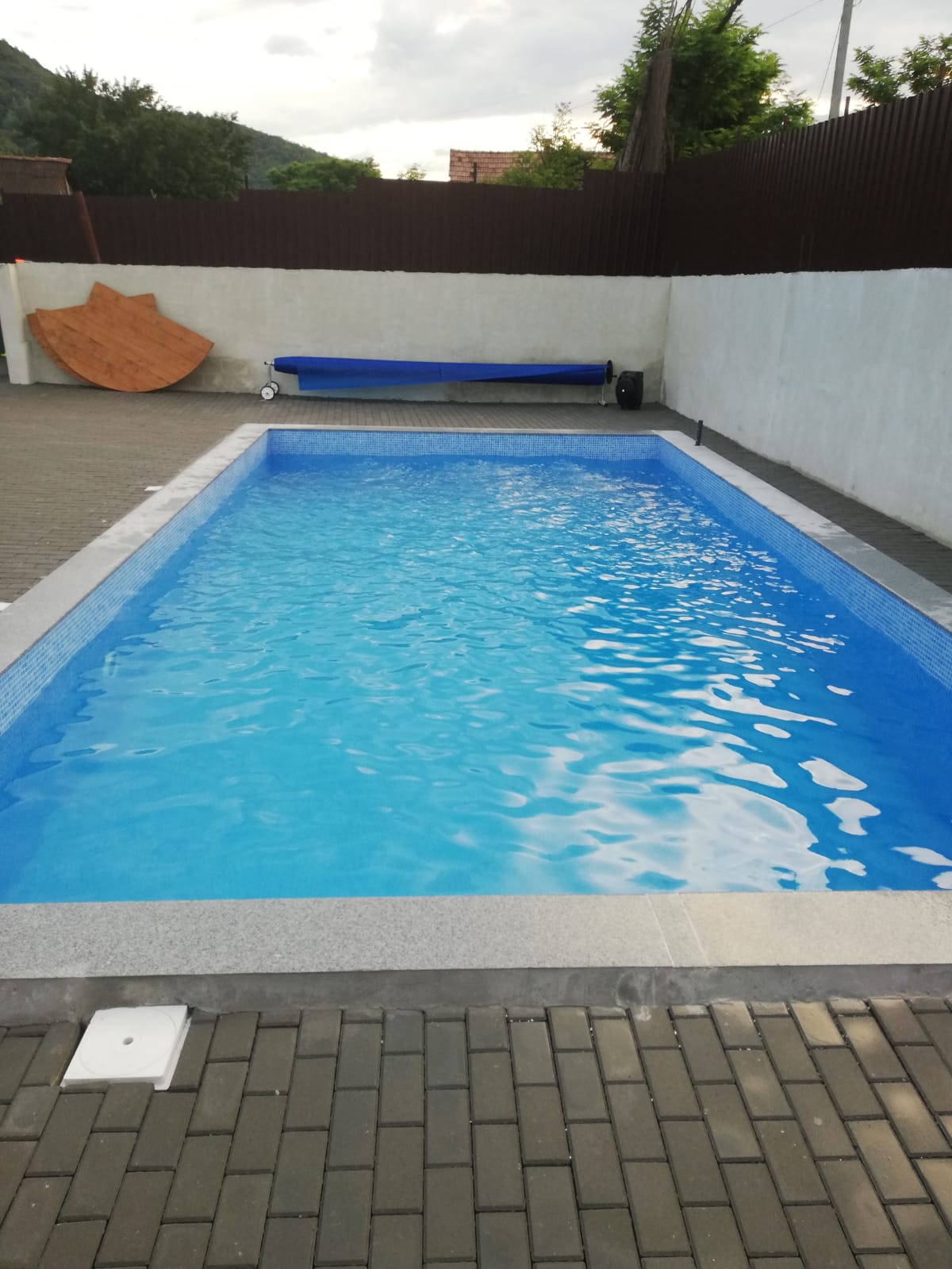 Piscina prevazuta cu derulator si prelata de vara Geo Bubble de la AstralPool