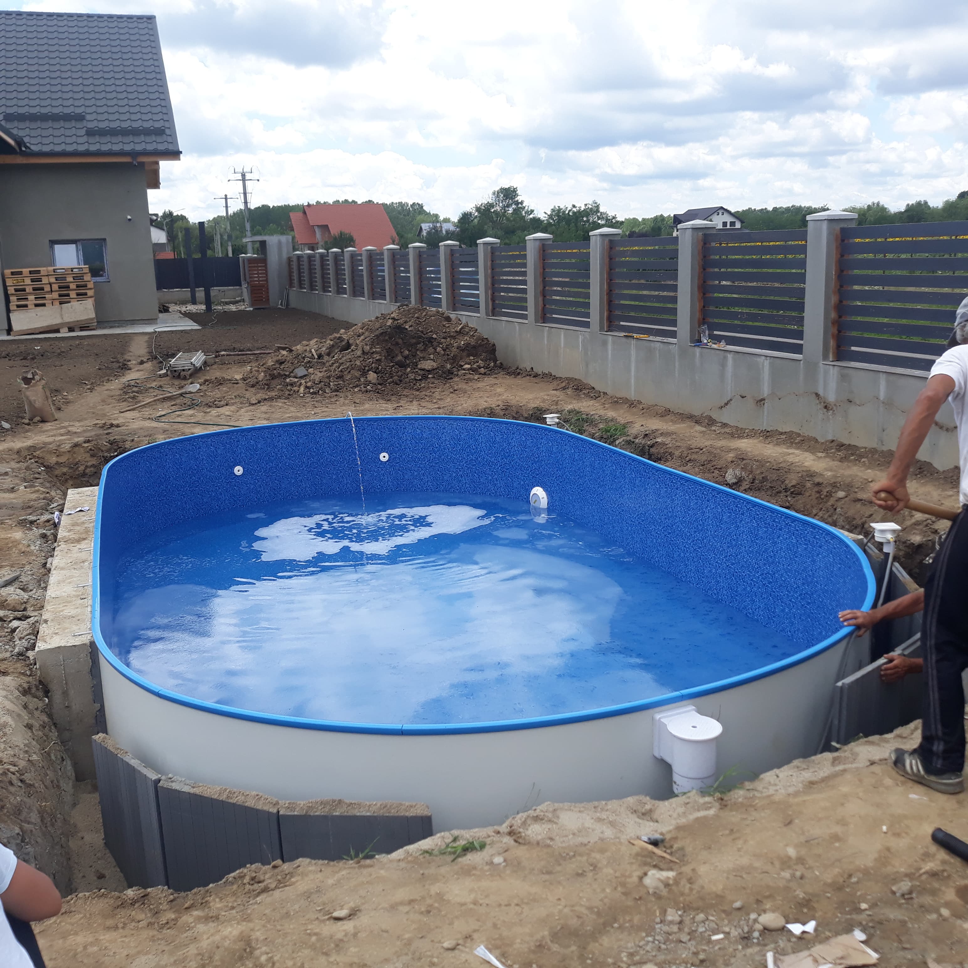 Asamblarea unei piscine prefabricata cu accesorii incluse