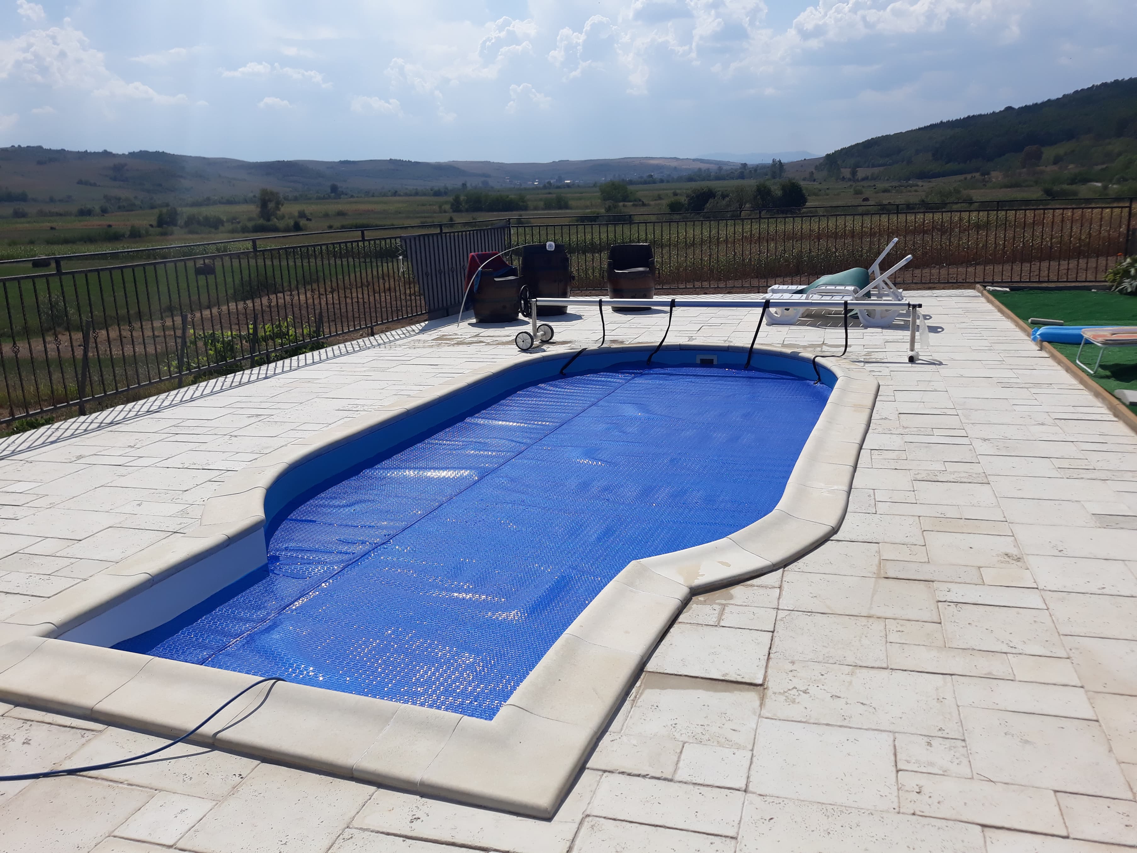 Piscina cu scara romana bordura perimetrala Rustique Bullee