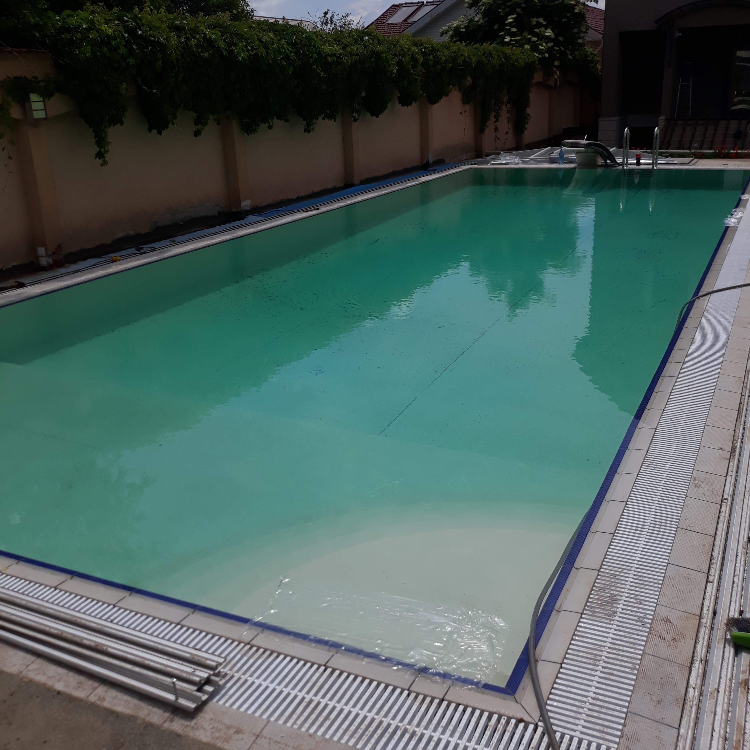 Piscina cu canal perimetral mana curenta scara romana liner Elbe nisip