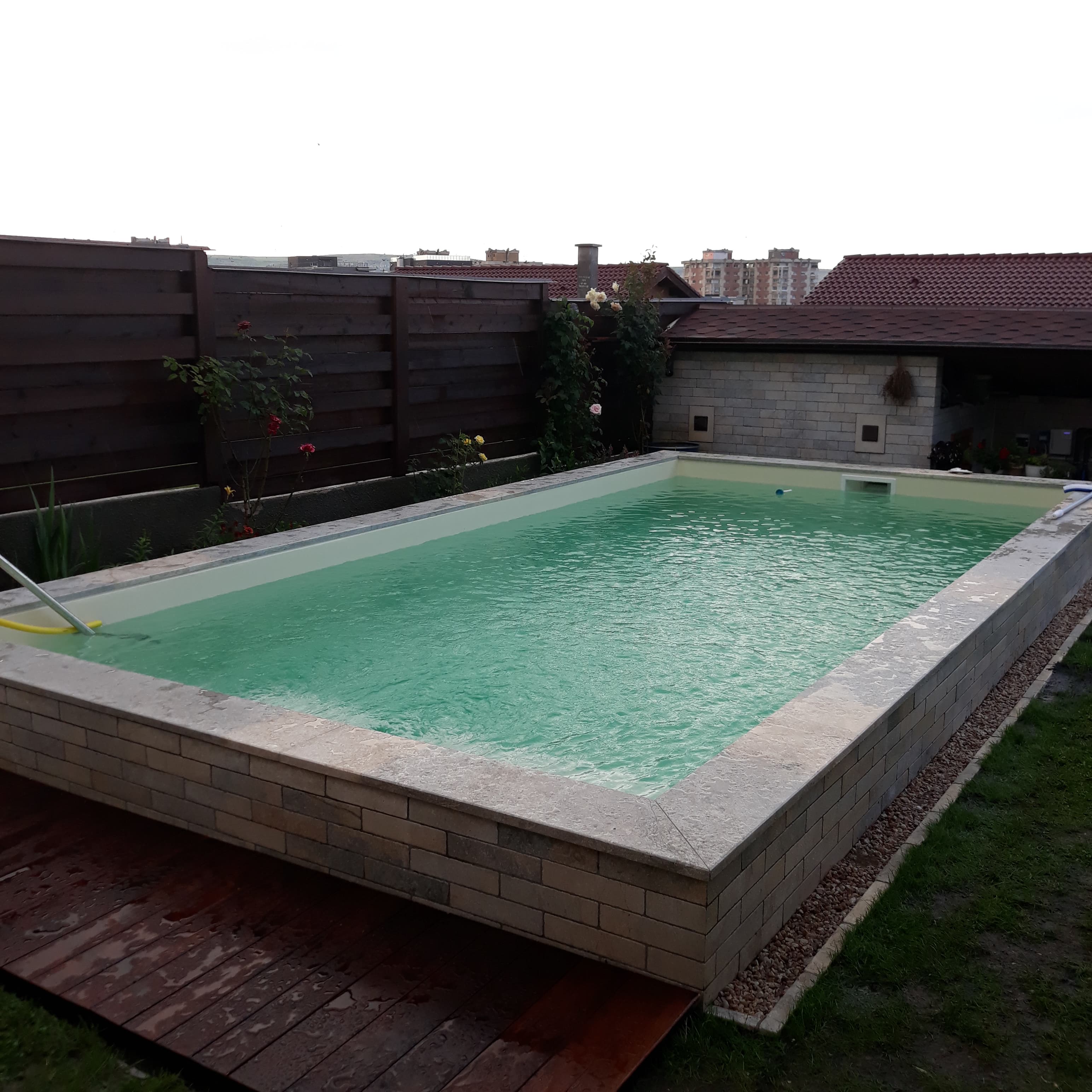 Piscina semi ingropata