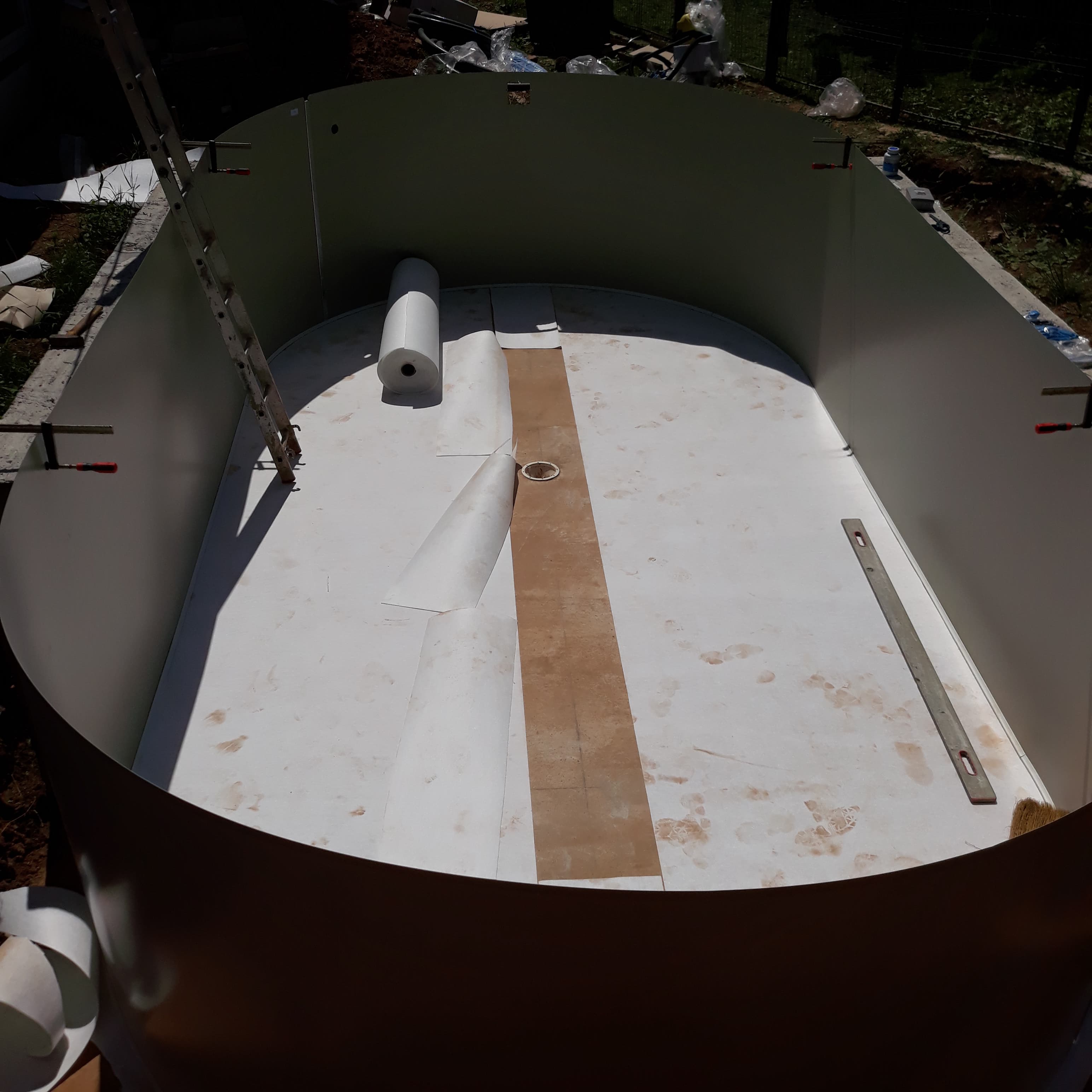 Montarea geotextilului fundul piscinei Mountfield