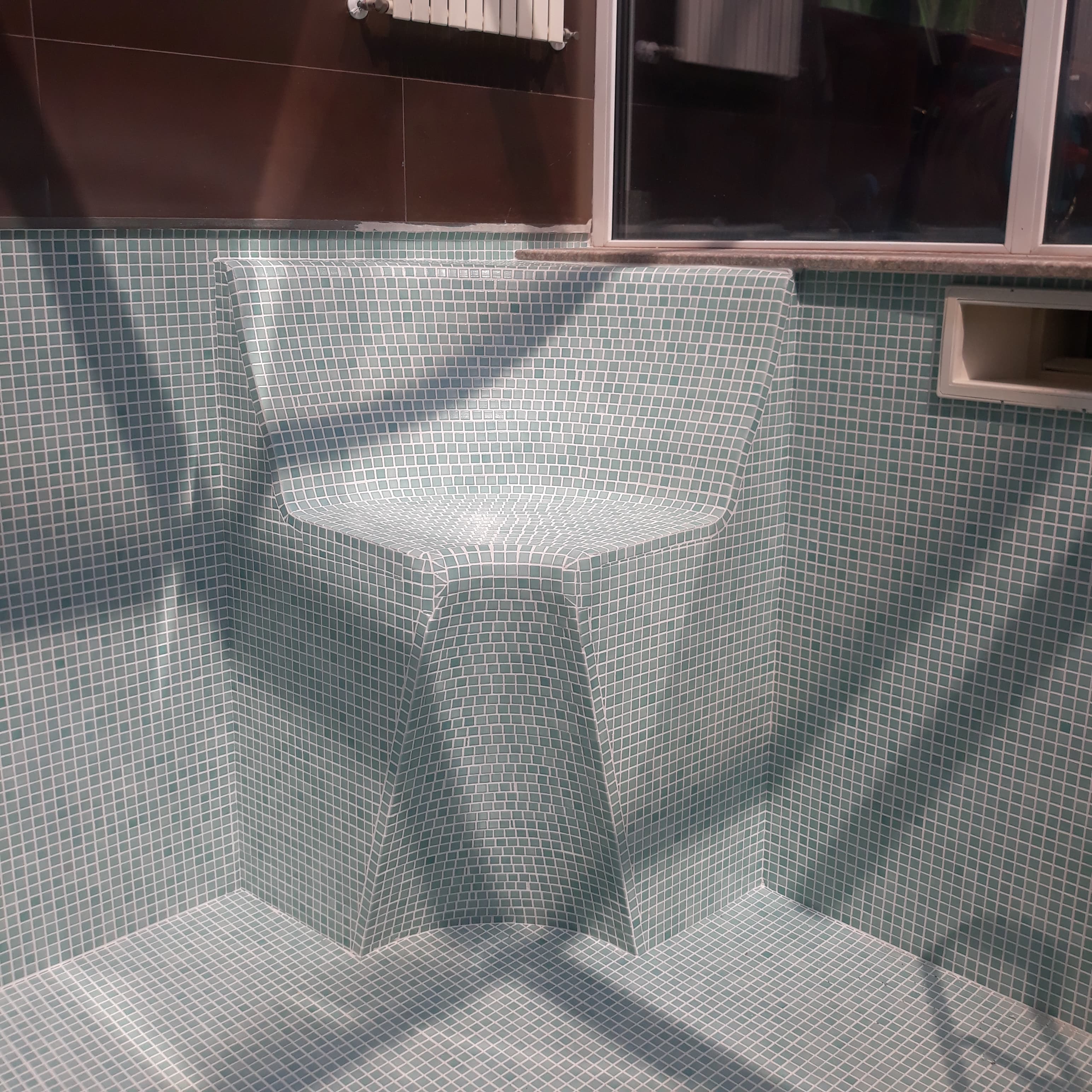 Piscina cu bancheta de relaxare pe colt