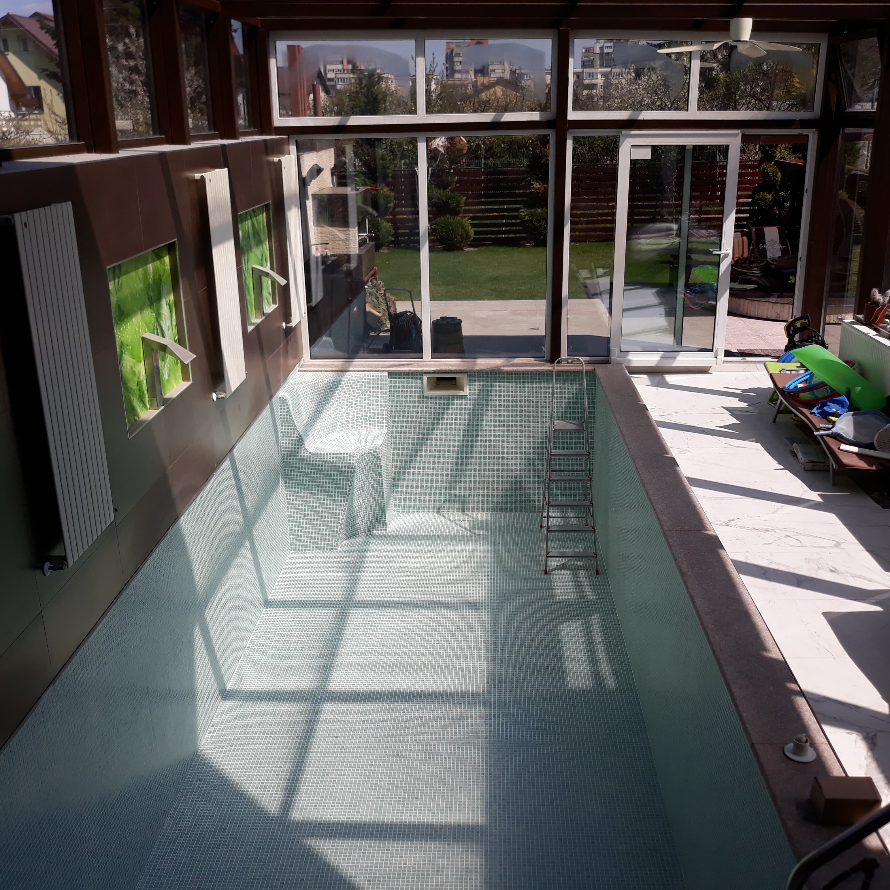 Piscina finisata cu mozaic  de sticla Niebla Turquesa VidrePur