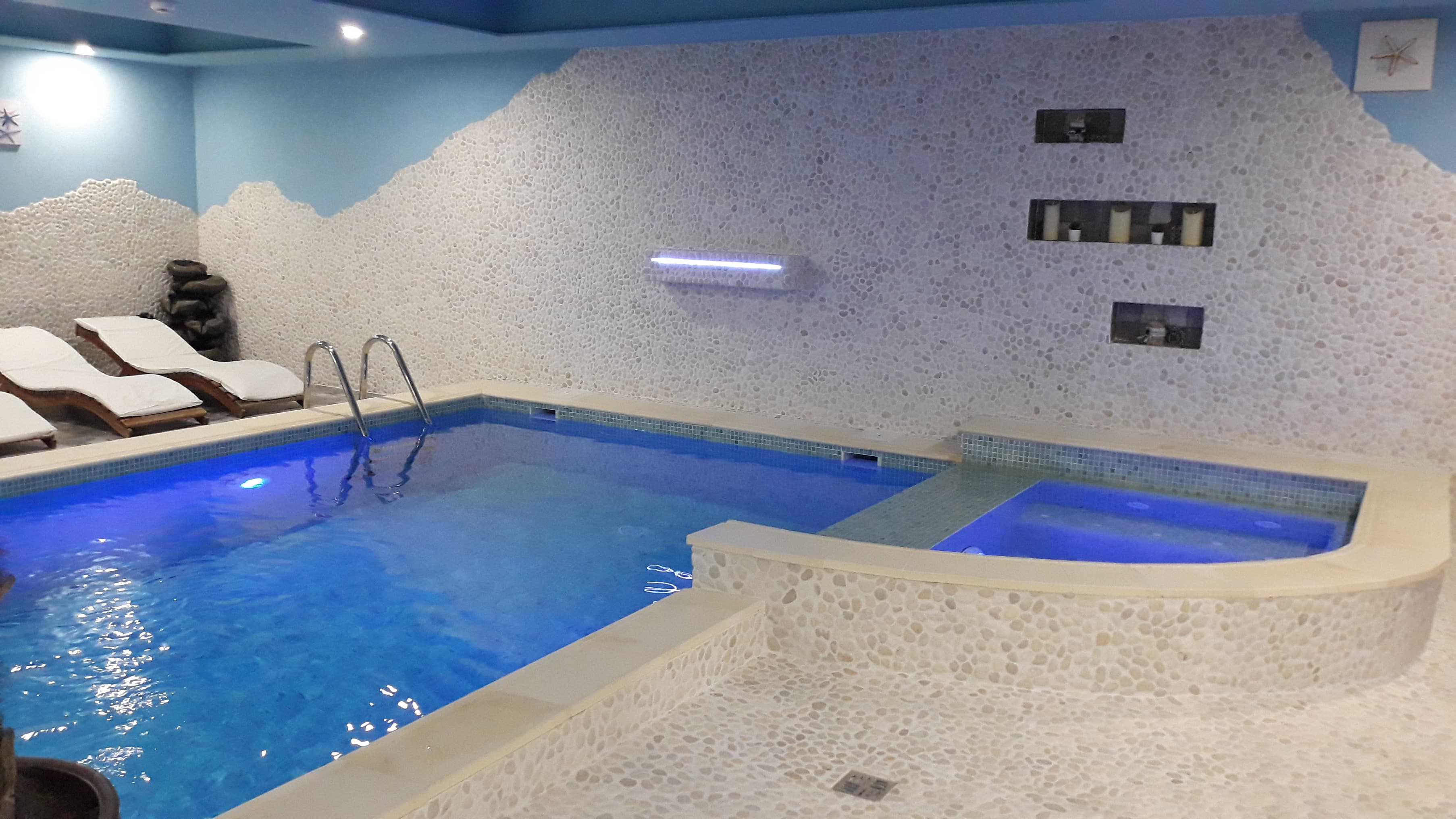 Jacuzzi cu deversare in Piscina