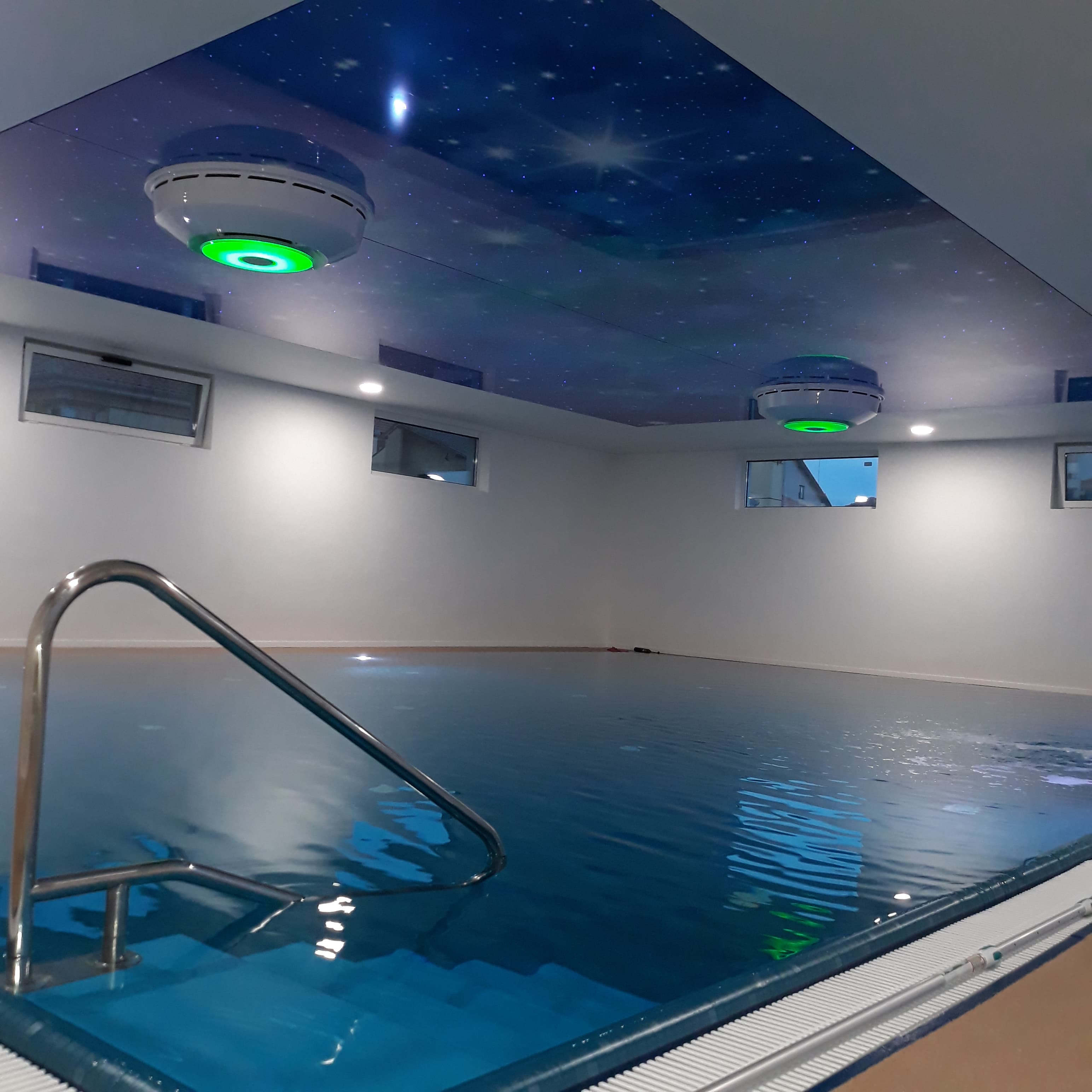 Piscina cu canal perimetral finisat cu liner mozaic 3D Elbe