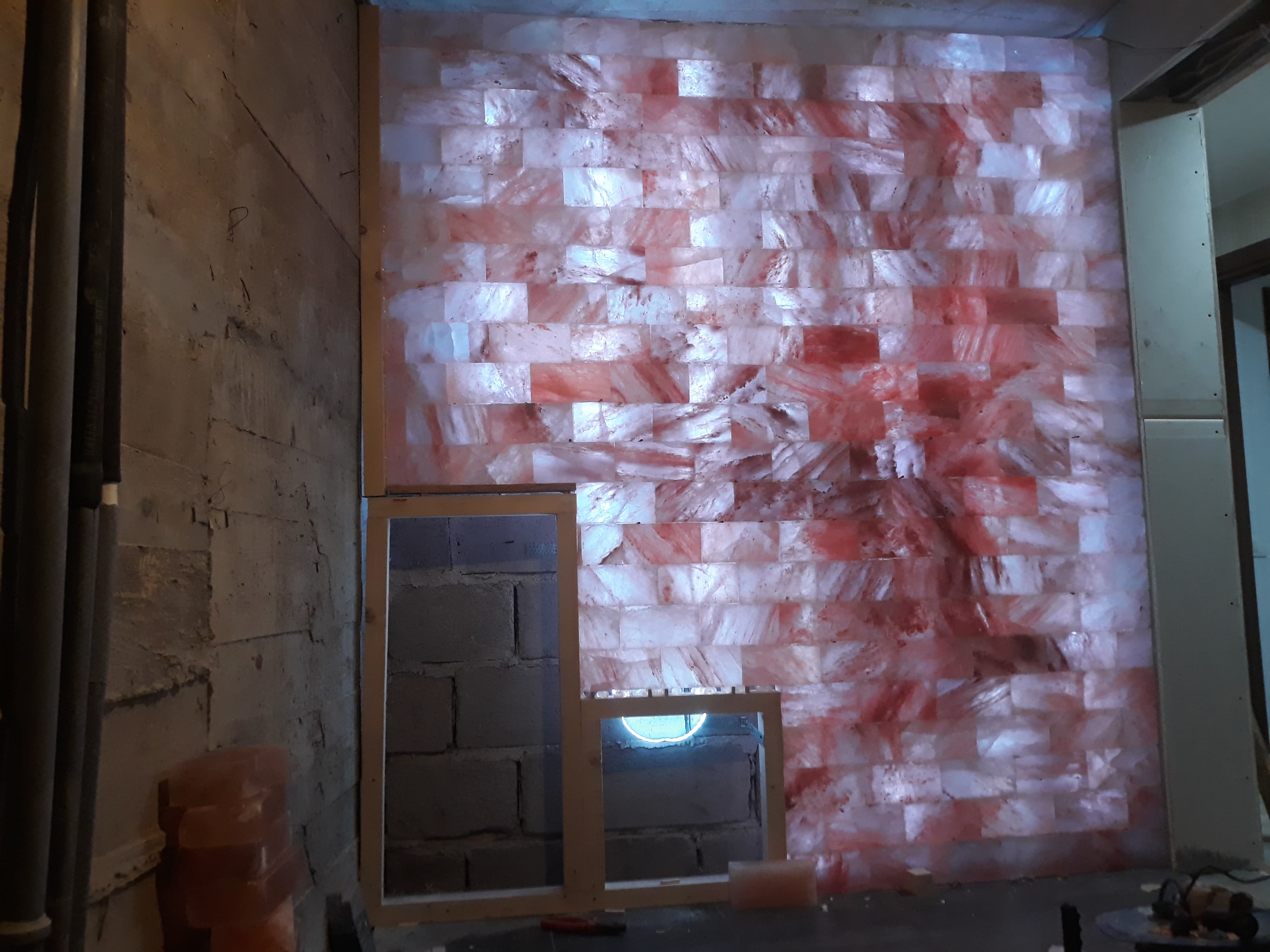 Sauna cu perete din caramida de sare